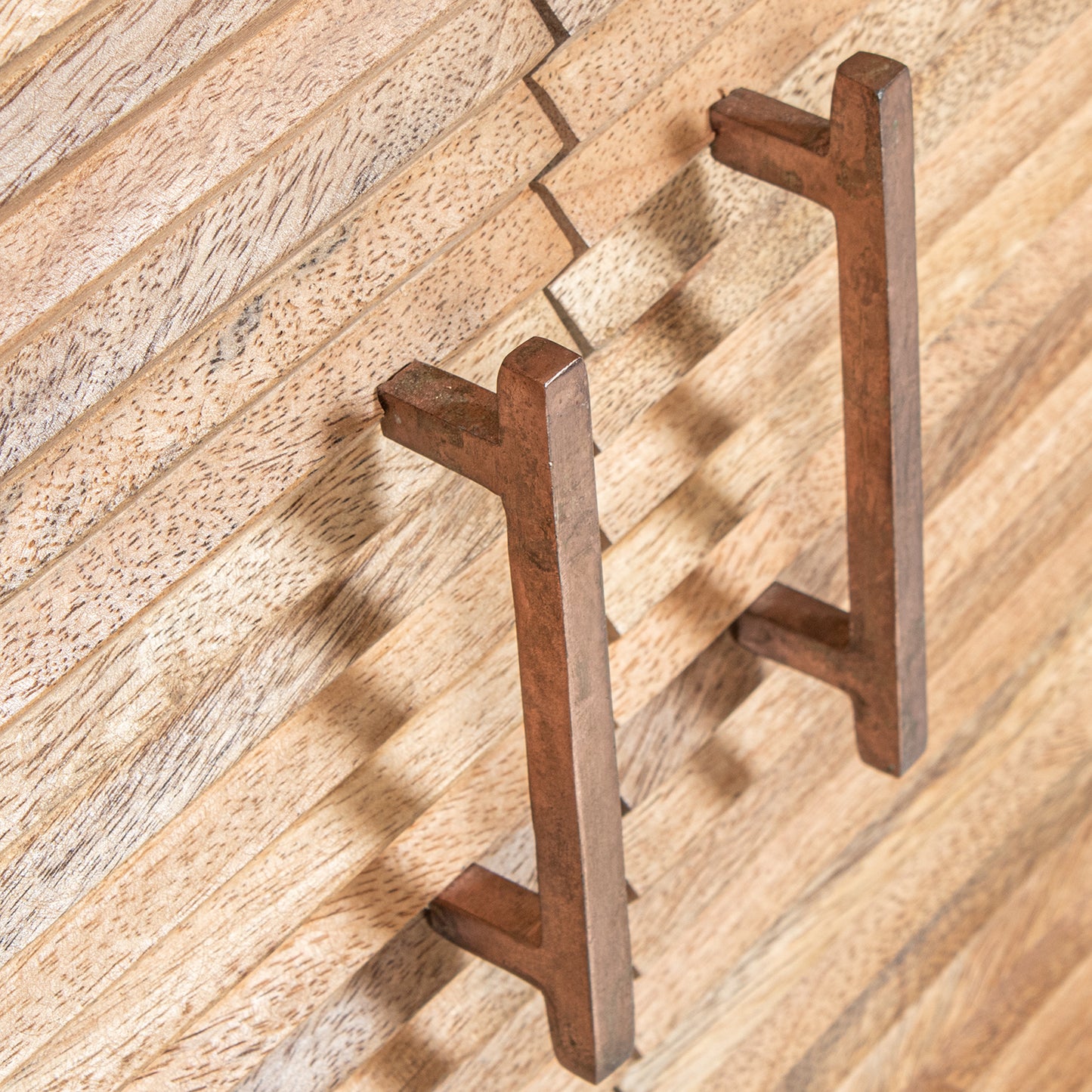 APARADOR MADERA MANGO 4 PUERTA S PATAS METAL DORADO