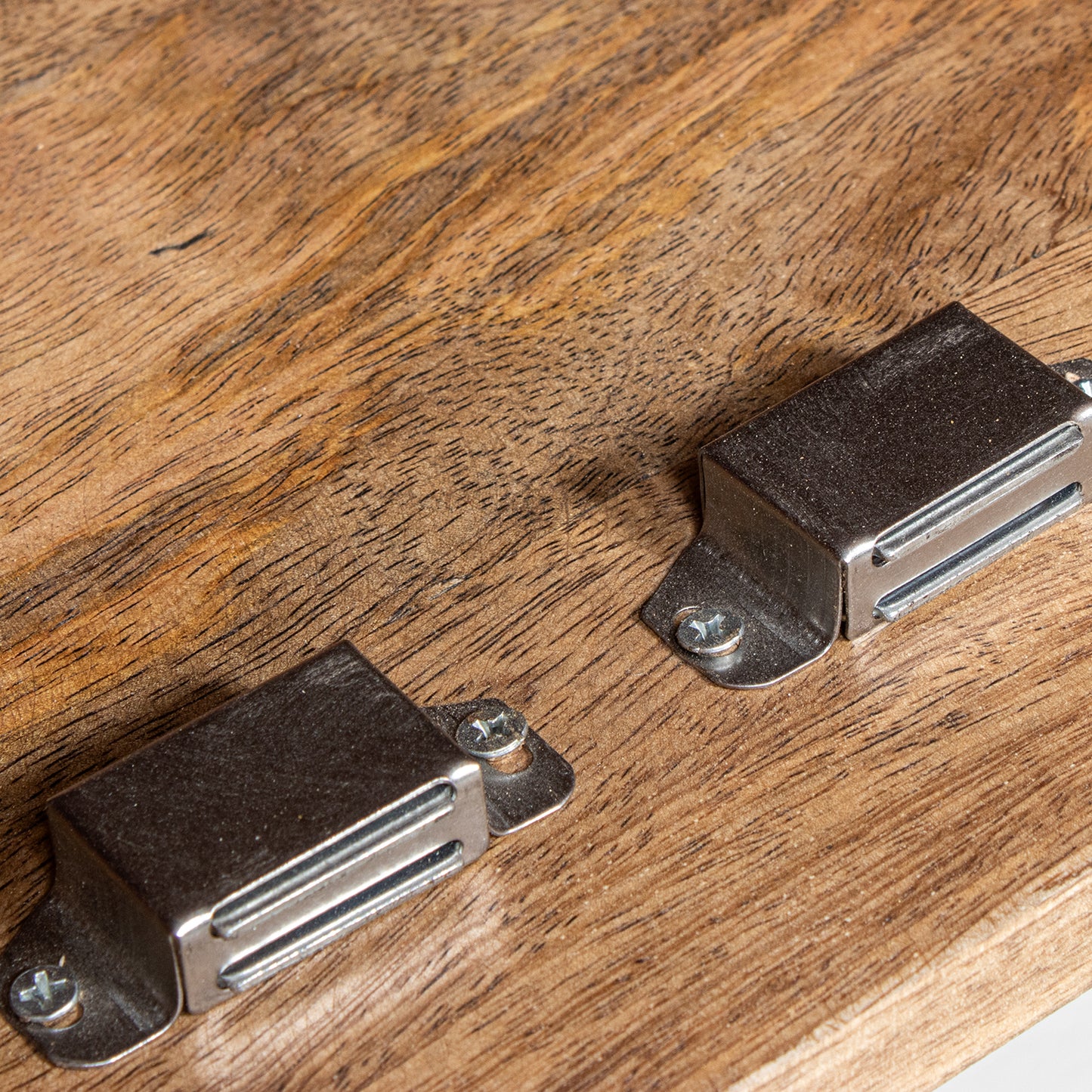 APARADOR MADERA MANGO 4 PUERTA S PATAS METAL DORADO