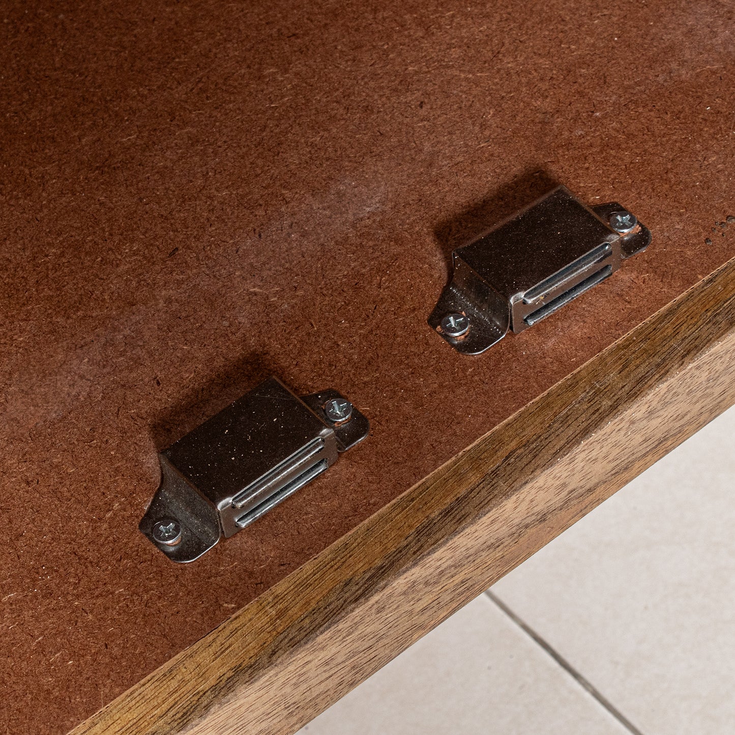 MUEBLE ENTRADA MADERA MANGO 2 PUERTAS PATAS METAL DORADO