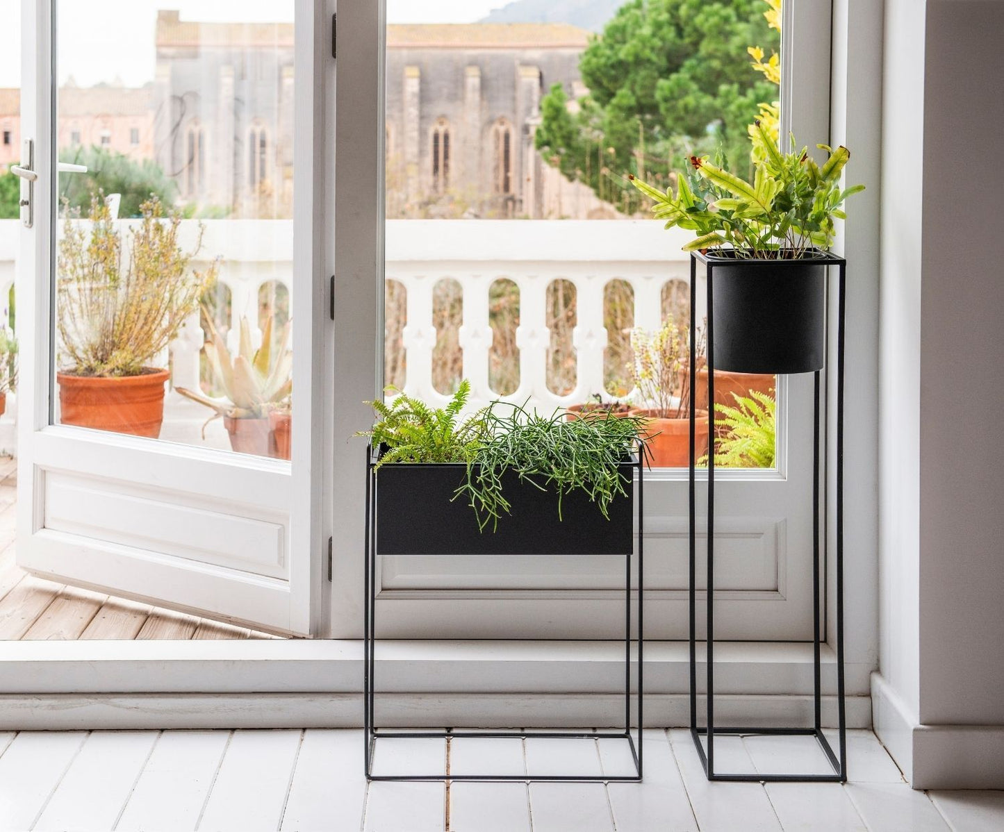 MACETERO METAL NEGRO 51X24X65