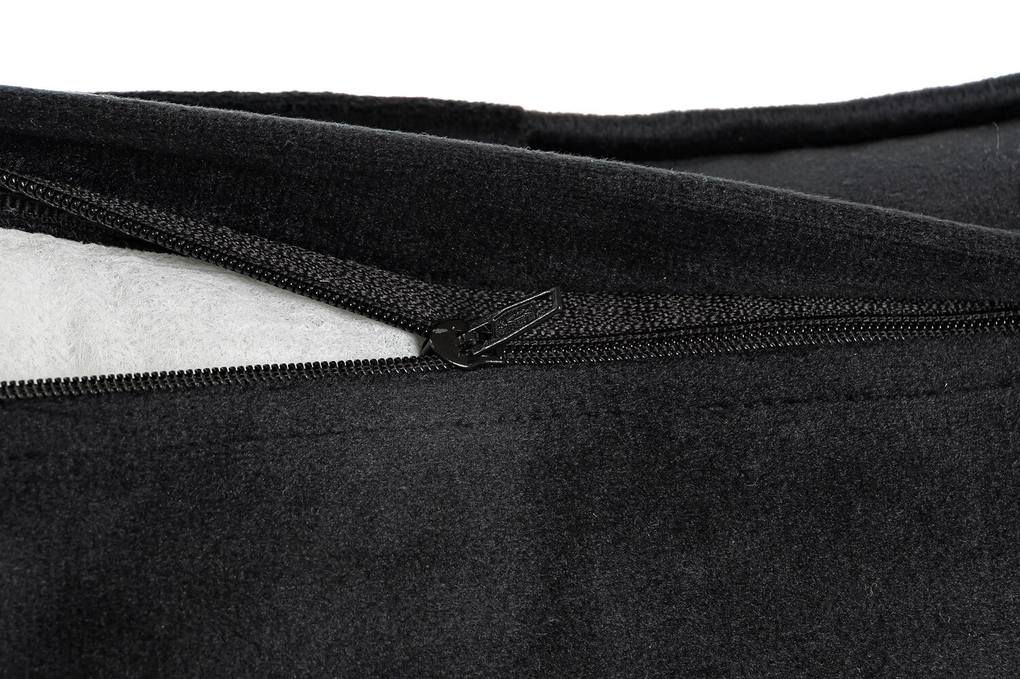 COJIN POLIESTER 50X10X30 500 GR: BORDADO NEGRO