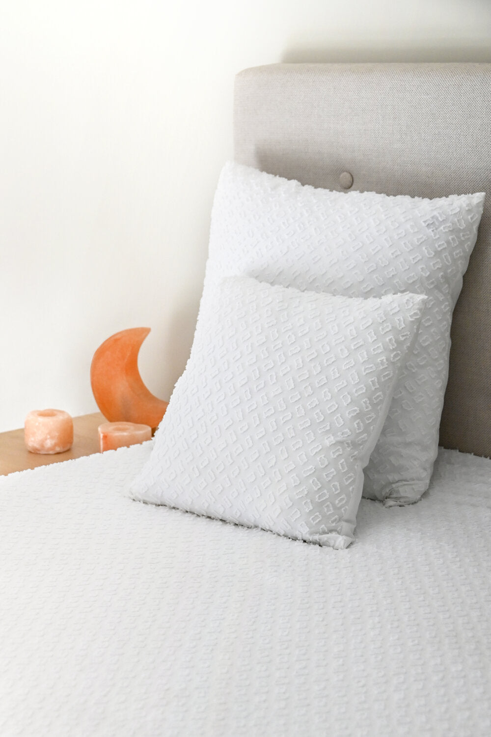 COJIN POLIESTER 45X45X45 420 GR. BORDADO BLANCO