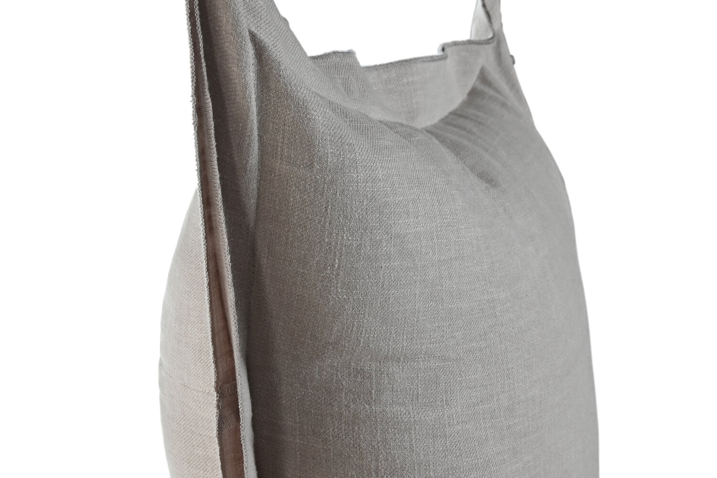 COJIN LINO 60X60 750 GR: CON FLECOS GRIS CLARO