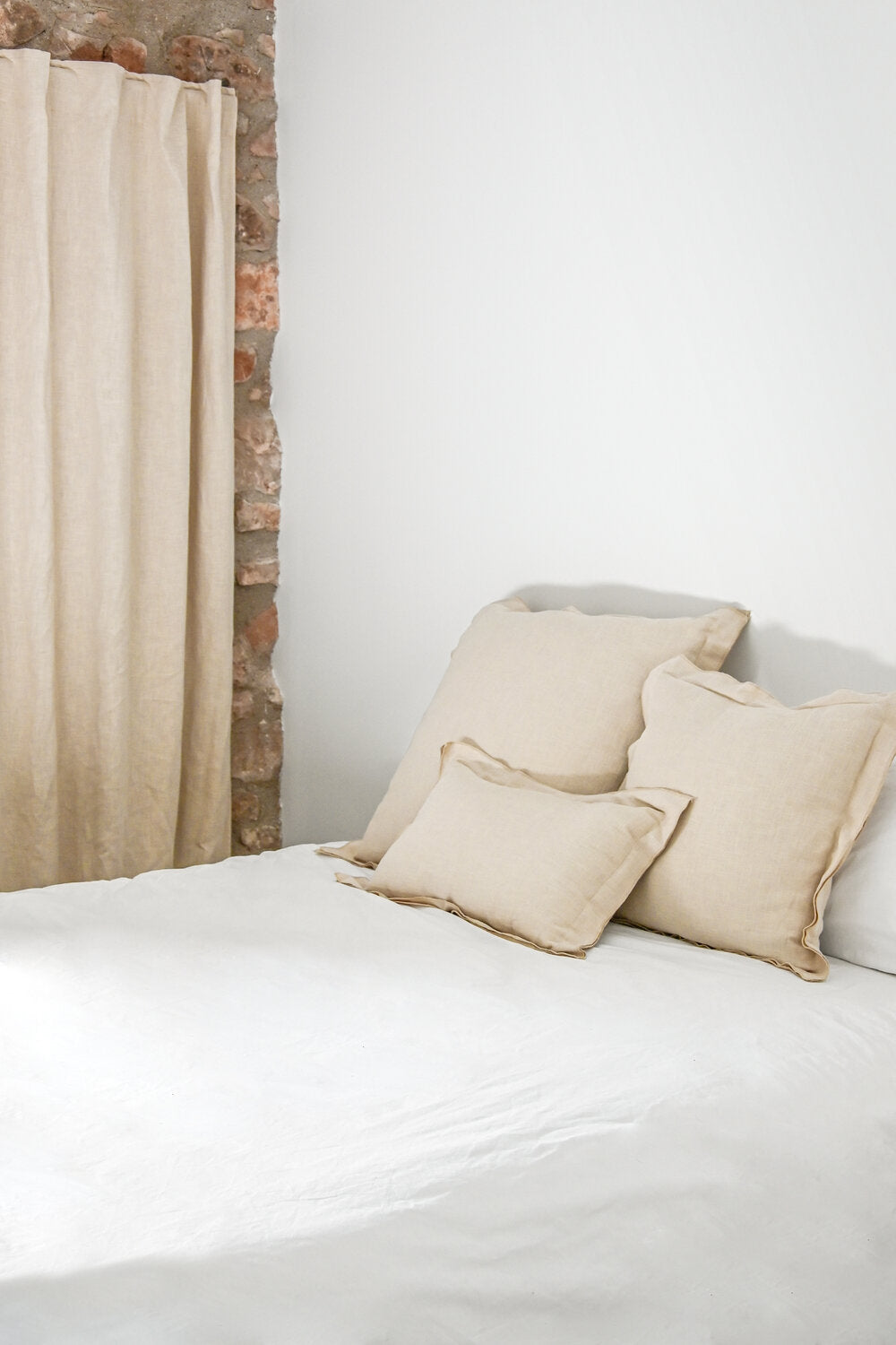 COJIN LINO 50X30 380 GR: CON FLECOS ARENA