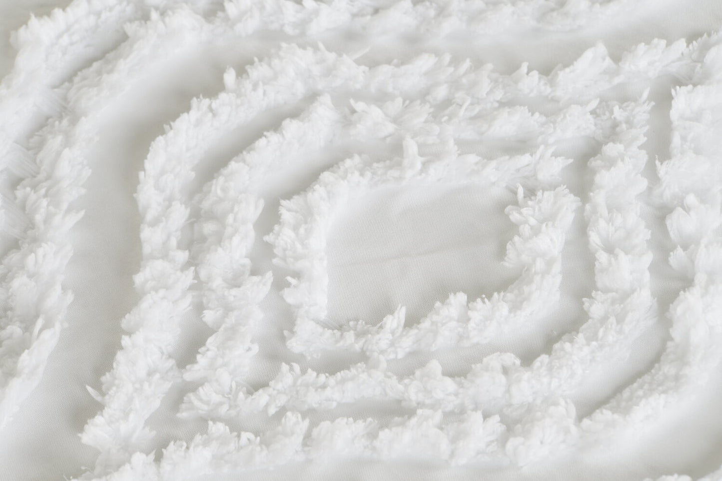 COLCHA POLIESTER 180X260 RELLENO 150 GSM. BORDADO